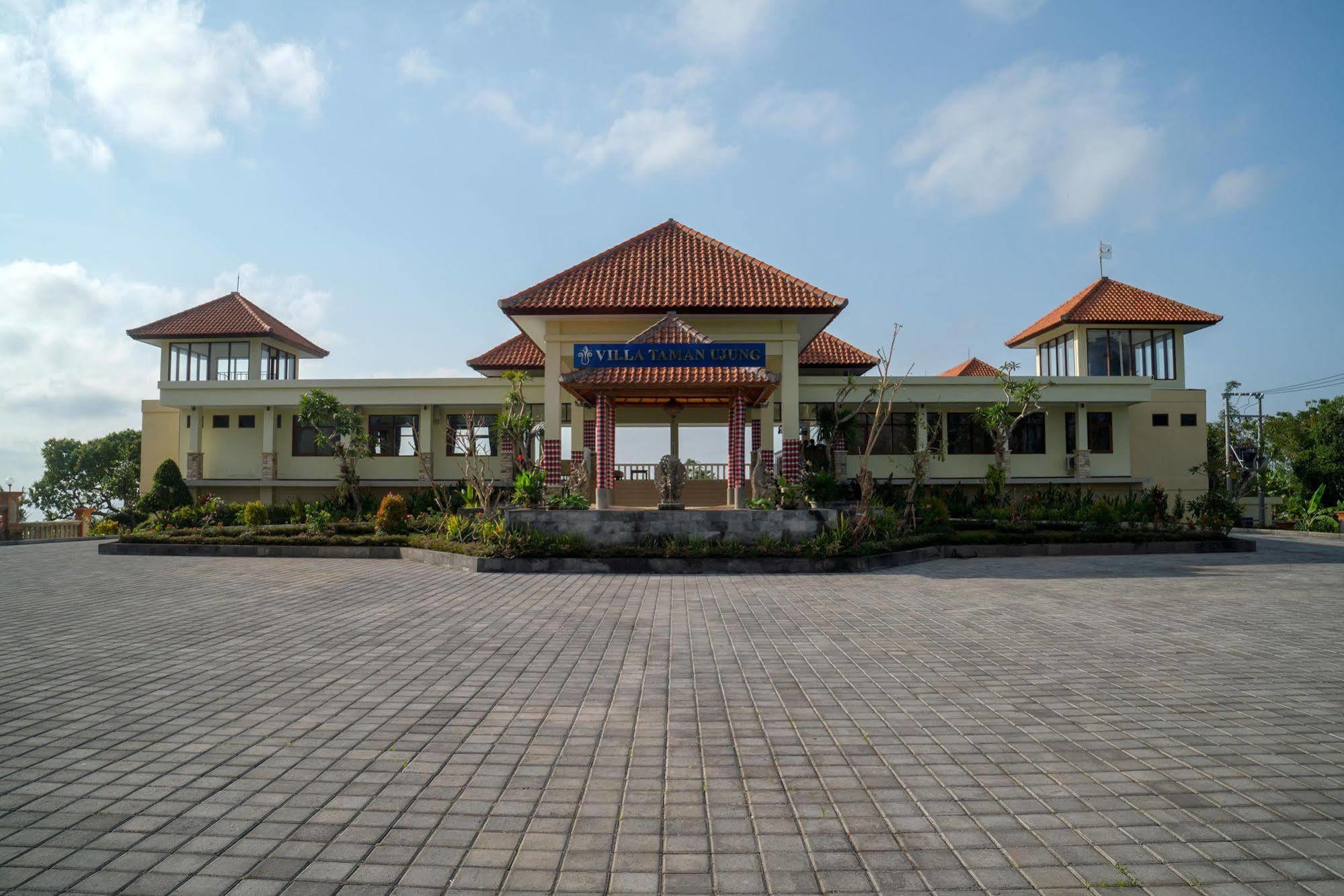 Taman Ujung Resort And Spa Jasri Exterior photo