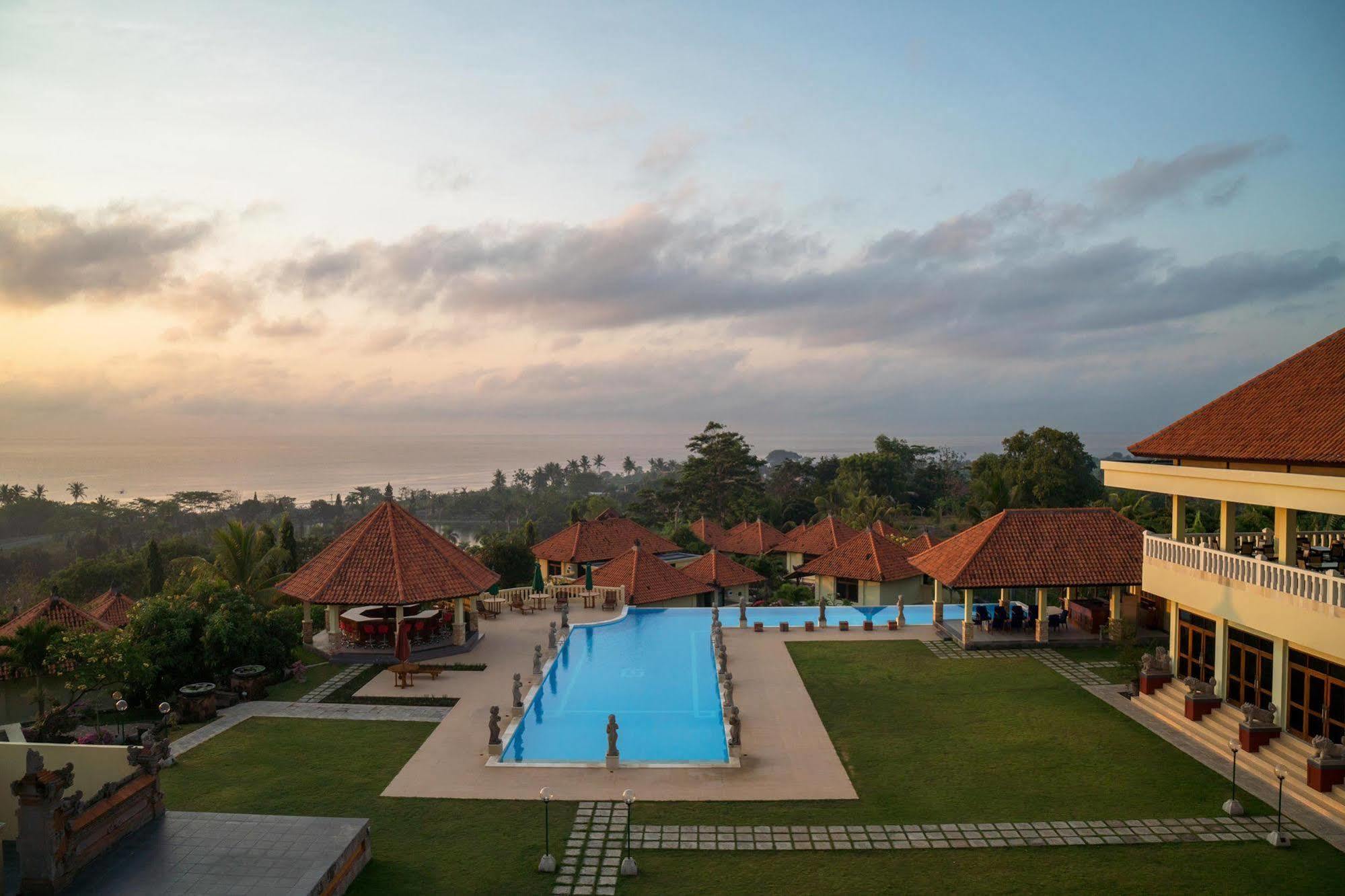 Taman Ujung Resort And Spa Jasri Exterior photo